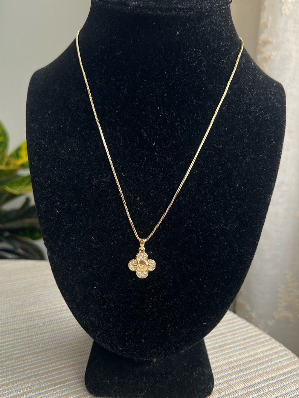 🩷-Gold floral face  Pendant with pavé accents Necklace